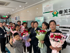 以花之名，致敬母爱丨壶关农商银行南关支行邀请职工母亲开展母亲节主题插花活动