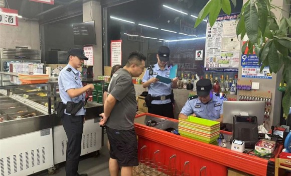 守护人间烟火气 | 翠峰派出所夜市巡逻护平安