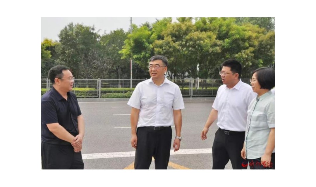 李建国在康养学院高级技工学校现场办公