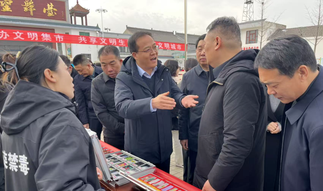 【全民禁毒】万荣公安：文明集市树新风 禁毒宣传来助力