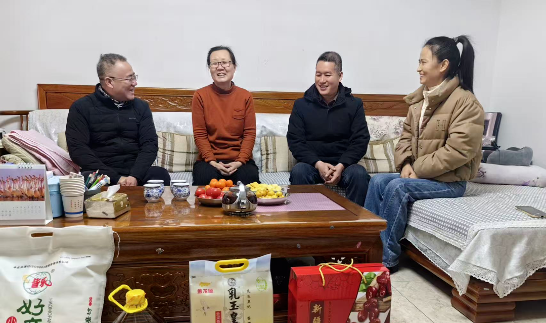 市科协开展春节前走访慰问退休老党员老干部活动